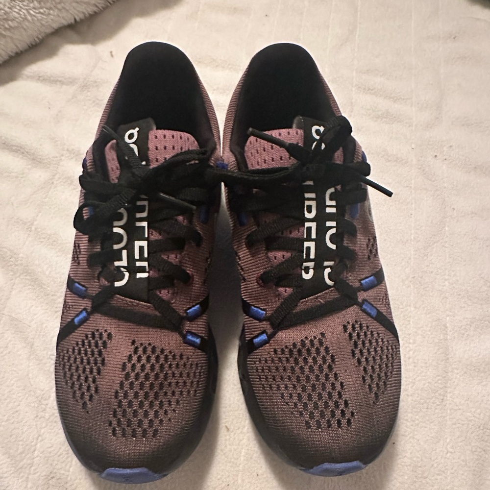 Oncloud size 6.5  women’s Cloudsurfer shoes